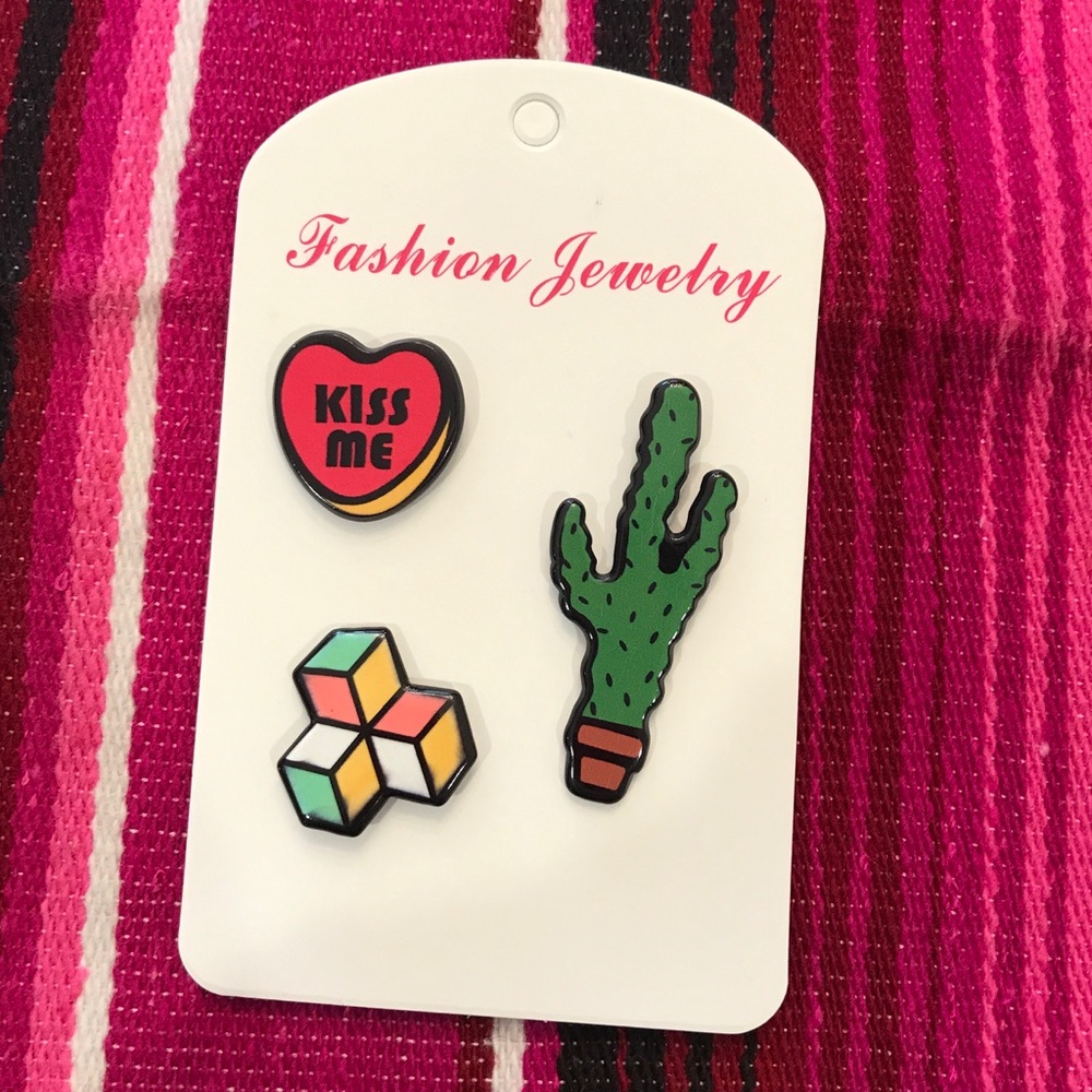 Bundle of 3 Pins cactus, Cube, kiss me